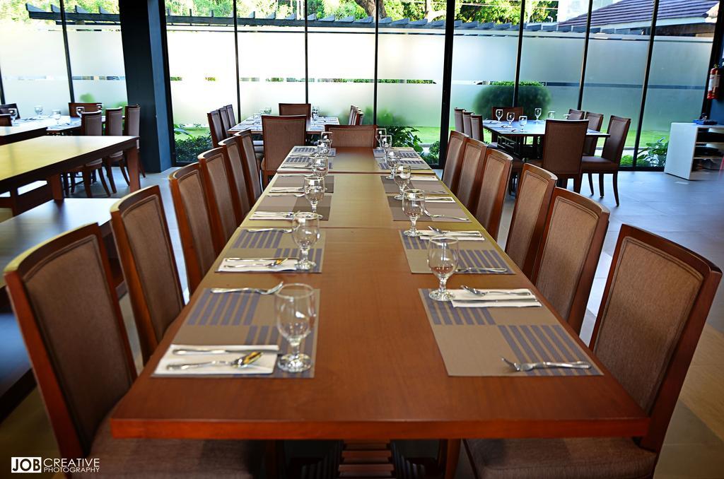 ริเวอร์เมาท์ โฮเต็ล แอนด์ รีสอร์ต Hotel Sarrat ภายนอก รูปภาพ