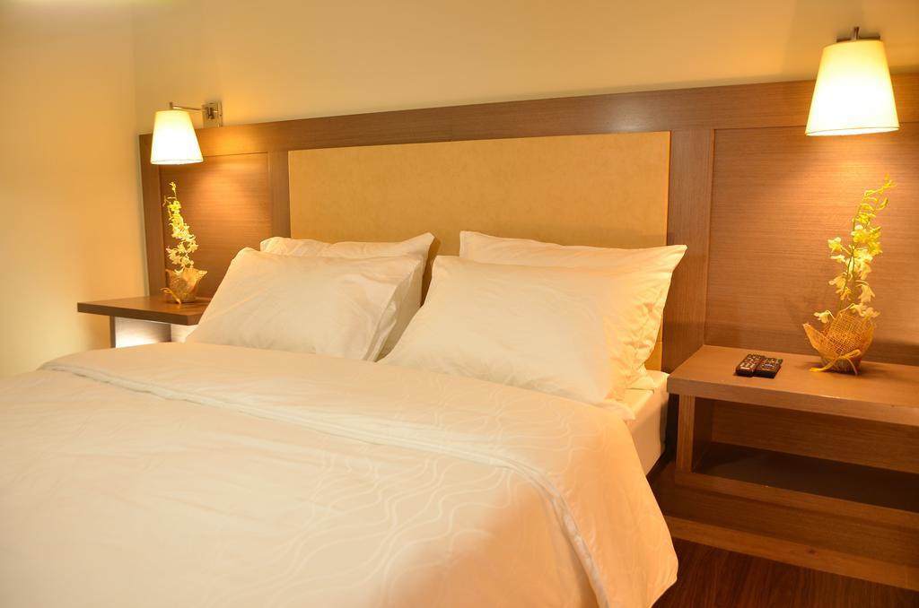 ริเวอร์เมาท์ โฮเต็ล แอนด์ รีสอร์ต Hotel Sarrat ภายนอก รูปภาพ