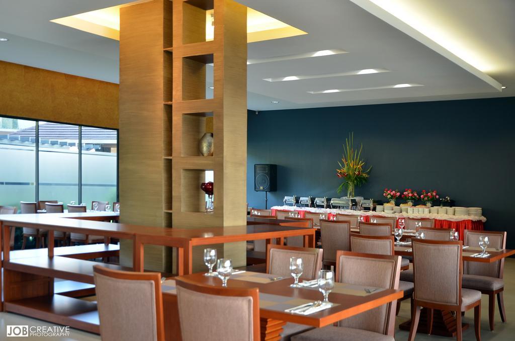 ริเวอร์เมาท์ โฮเต็ล แอนด์ รีสอร์ต Hotel Sarrat ภายนอก รูปภาพ