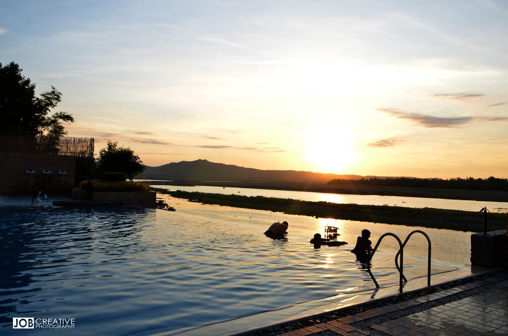 ริเวอร์เมาท์ โฮเต็ล แอนด์ รีสอร์ต Hotel Sarrat ภายนอก รูปภาพ